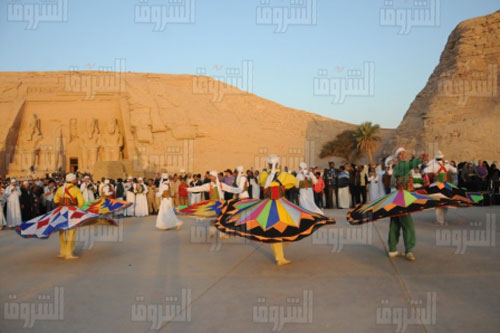 10 آلاف وافد و30 سفيرا شاهدوا تعامد الشمس على وجه رمسيس الثاني